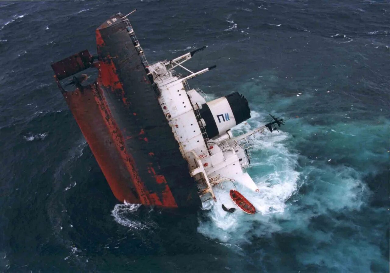 крушение судов. морские катастрофы. крушение корабля. затонувший танкер амоко кадис. катастрофы на море.