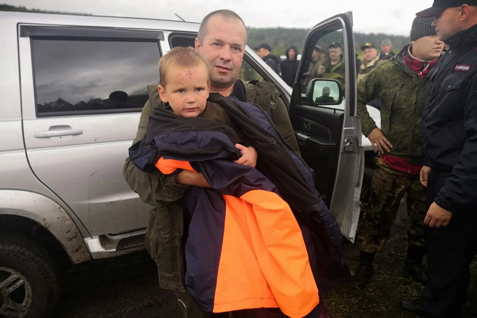 Нашли живого ребенка в лесу. Скрыться в лесу. Мальчик потерялся в лесу. Менты в лесу. Поисковый отряд лиза алерт лиза фомкина.