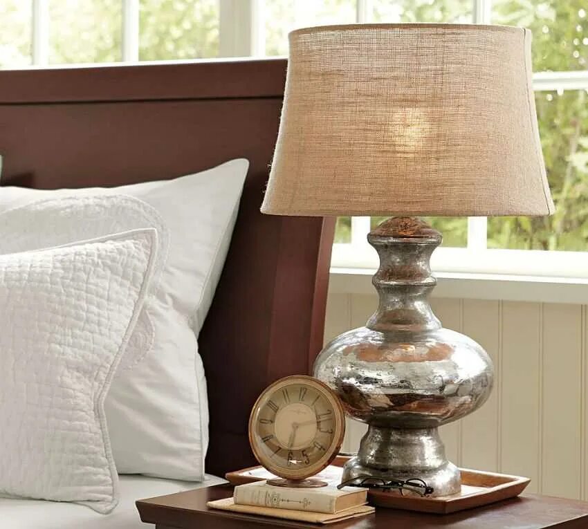 Bedroom lamps. Pottery Barn настольная лампа. Прикроватная лампа с абажуром. Лампа на тумбочку в спальню. Светильники над тумбочками в спальне.