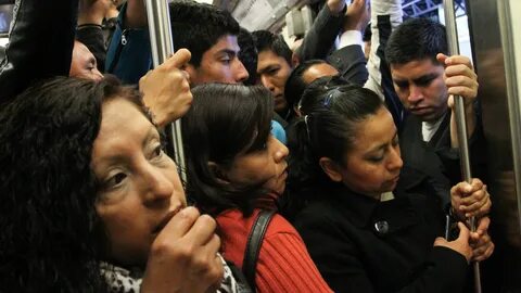 Las mujeres en el metro de Ciudad de México se enfrentan a acoso, robos e i...