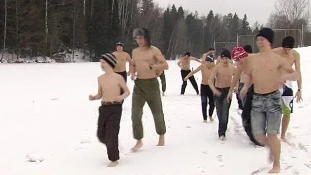 Я бегу по снегу босиком. Закаливание зимой. Мальчики закаляются зимой. Курсанты купаются. Закал бег.