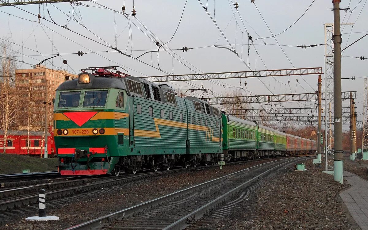 Поезд спб курск. Чс7 депо Москва-пассажирская-Курская. Чс7-038. Чс7-275 в лесу. Чс7-235.