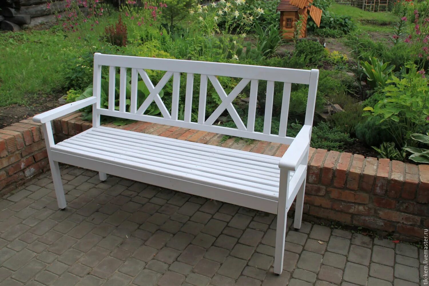 Скамейка металл корона сбоку. Где найти скамейку. Bench [бенч] — скамейка. Лавочка деревянная. Лавка деревянная.