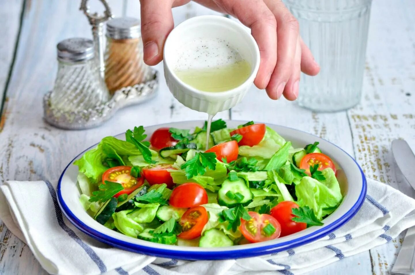 Соус для салата из свежих овощей заправки. Овощной салат. Заправка для салата. Овощной салат с растительным маслом. Соус для салата.