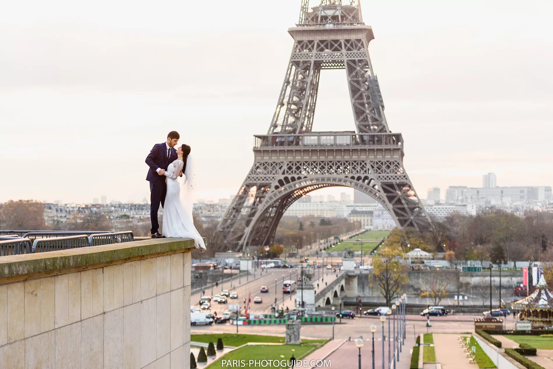 Сколько брали париж. Трокадеро в Париже. Париж Сахнин. Свадьба в Париже. Свадьба на фоне Эйфелевой башни.