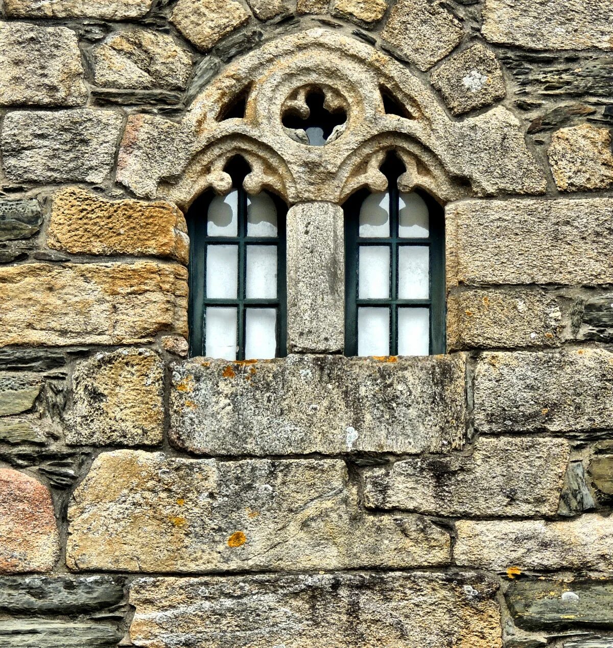 В замках были окна. Окно в старинном замке. Окно в замке. Средневековое окно. Окна в средневековых замках.