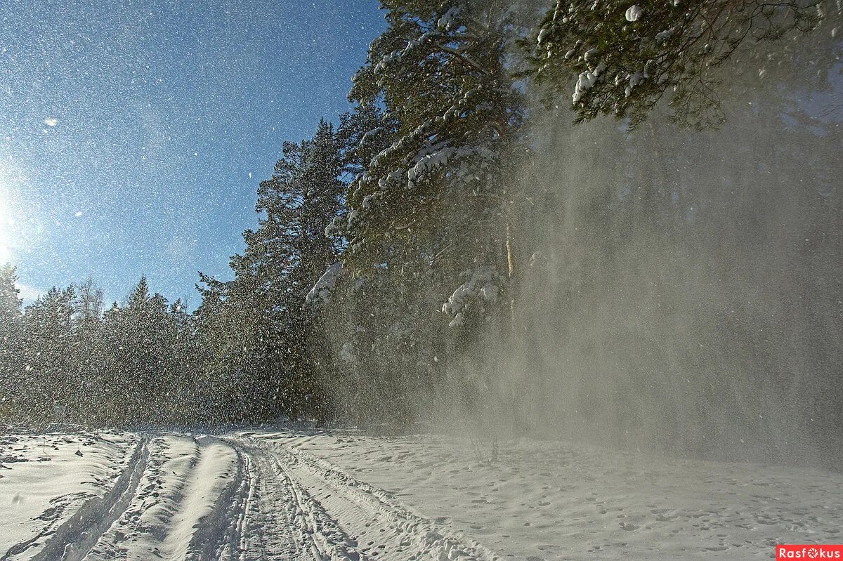 Снег крутить. Снег крутить. Откапываем машину из под снега. Its winter. Девочка идет по снегу.