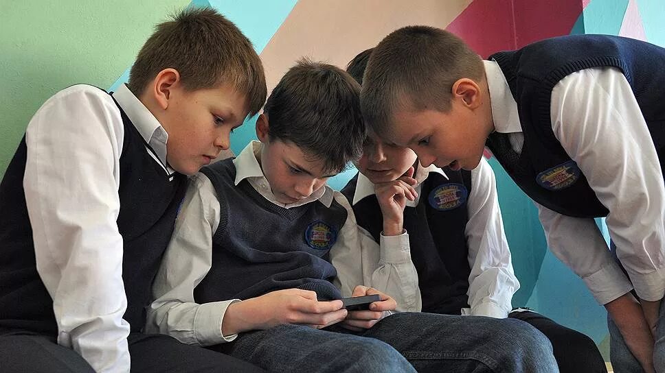 Можно ли телефон в школе 2024. Дети с мобильниками в школе. Школьники на перемене. Современные школьники. Школьник с телефоном.