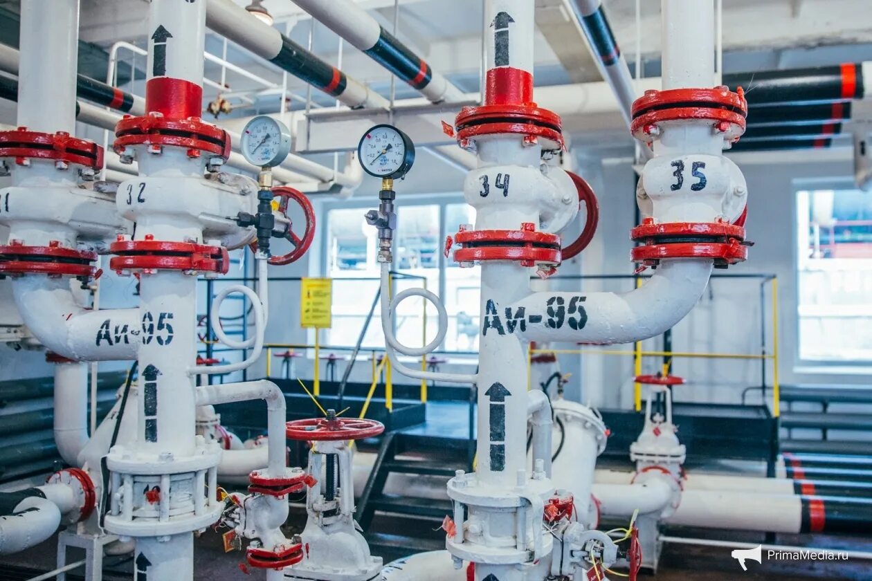 Насосная станция перекачки нефти. Оборудование нефтяных резервуаров. Нефтебаза насосная. Вибродиагностика насосных агрегатов. Насосная нефтебазы.