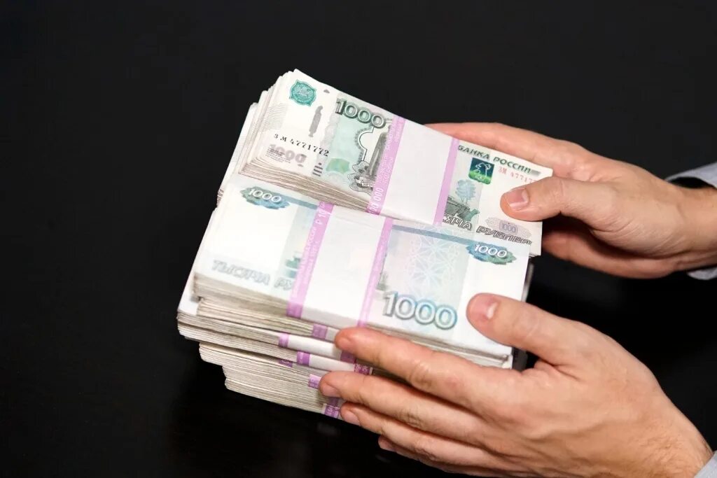 Деньги. Достаток богатство. Богатство роскошь изобилие. 1200 рублей в руке. Ноутбук и деньги.