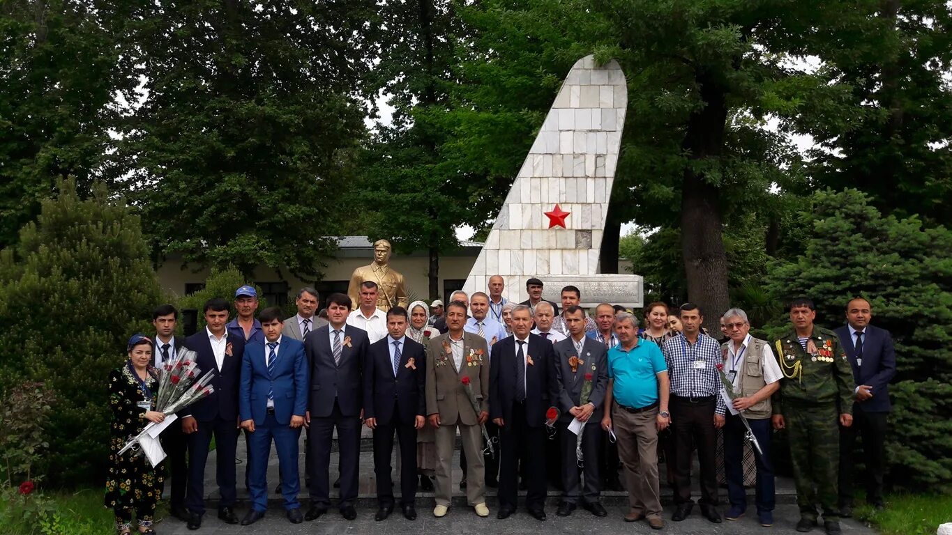 В память авиаторам Майкоп Мэздах. Авиаторы Таджикистана 1966г. Таджик Эйр фото экипажа. История Авиатор Таджикистана.