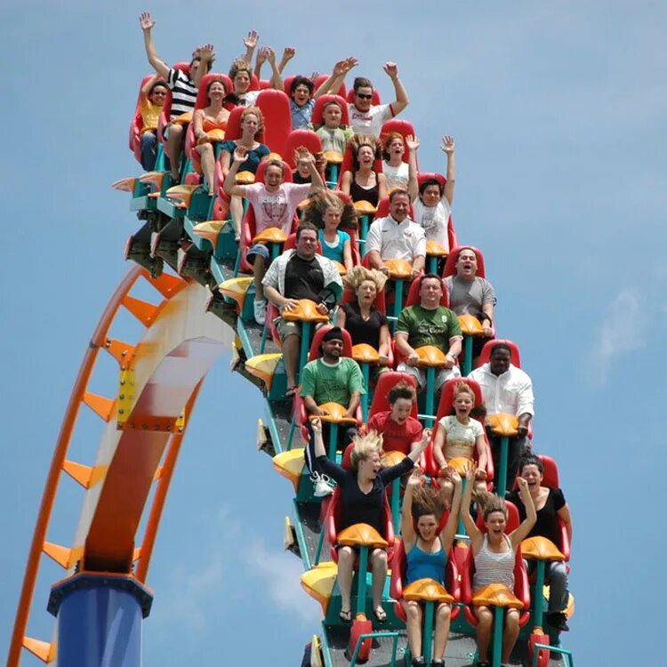 На развлечения становятся в. Roller Coaster аттракцион. Таранто вондорлэндд атракцион. Люди на американских Горках. Кататься на американских Горках.