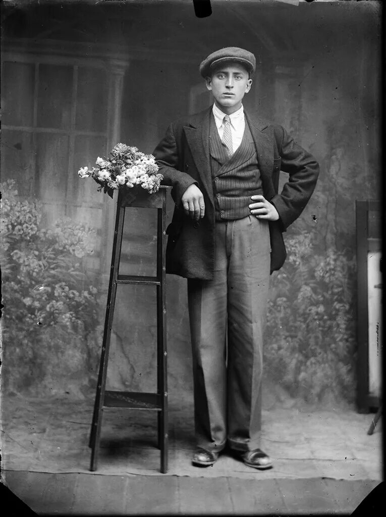 Мужская мода 1920-х годов. Мужская мода 20 века в Англии. Мужская мода 1920 годов. Костюмы 1920-х годов. Люди 30 годов 20 века