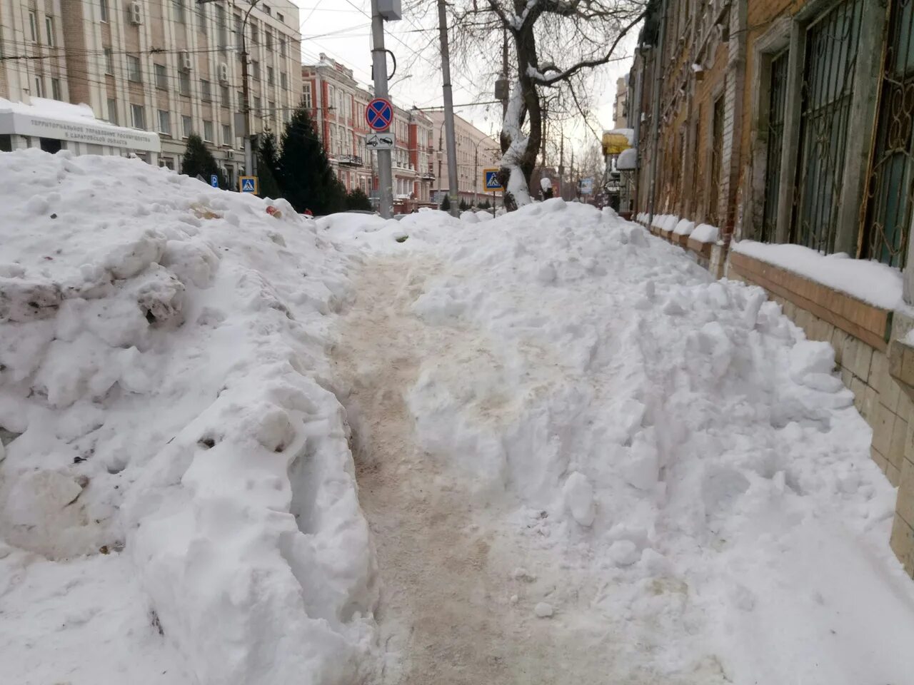 Из снежных сугробов число. Сугробы во дворе. Снег во дворе. Снежные навалы во двораз. Снегопад во дворе.