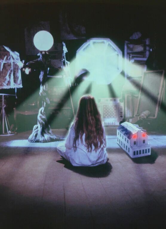 кукольный дом 1996 кадры демонов. кукольный дом амитивилля 1996. фильм кукольный домик 1996. кукольный дом амитивилля 1996. фильм кукольный домик 1996.