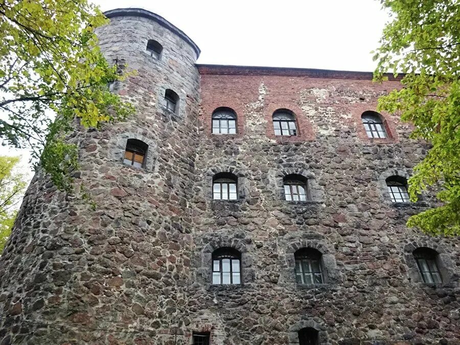 Выборг сегодня по часам. Башня сапожника Выборгский замок. Выборгский замок 13 век. Выборг где погулять. Выборг Туристская зона.