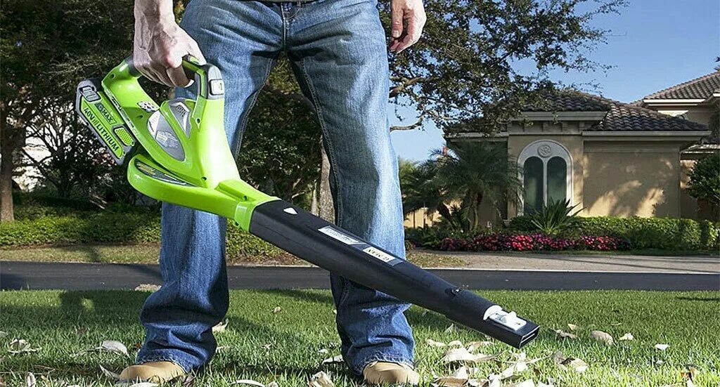 Пылесосит газон. Larry's leaf blower. Садовые пылесосы для уборки листьев бензиновый. Leaf blower. Воздуходувка гардена аккумуляторный.