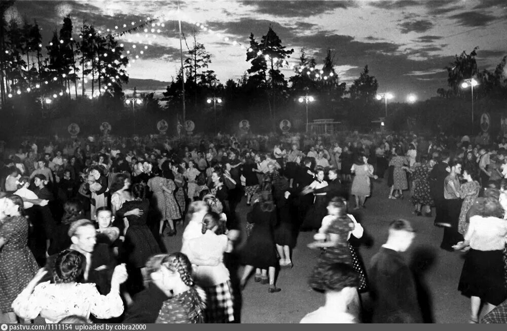 Танцплощадка в ярких огоньках слушать. Танцплощадка 1941 года. танцплощадка ссср 1941. танцплощадка 40-х годов. послевоенная танцплощадка.