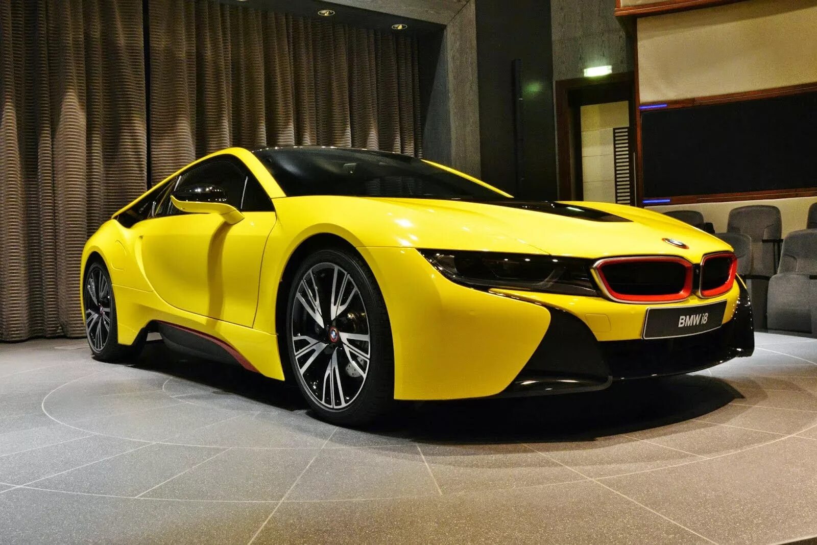 Желтый в реальной жизни. BMW BMW i8. BMW i8 2022. BMW i8 желтая. БМВ спорткар i8.