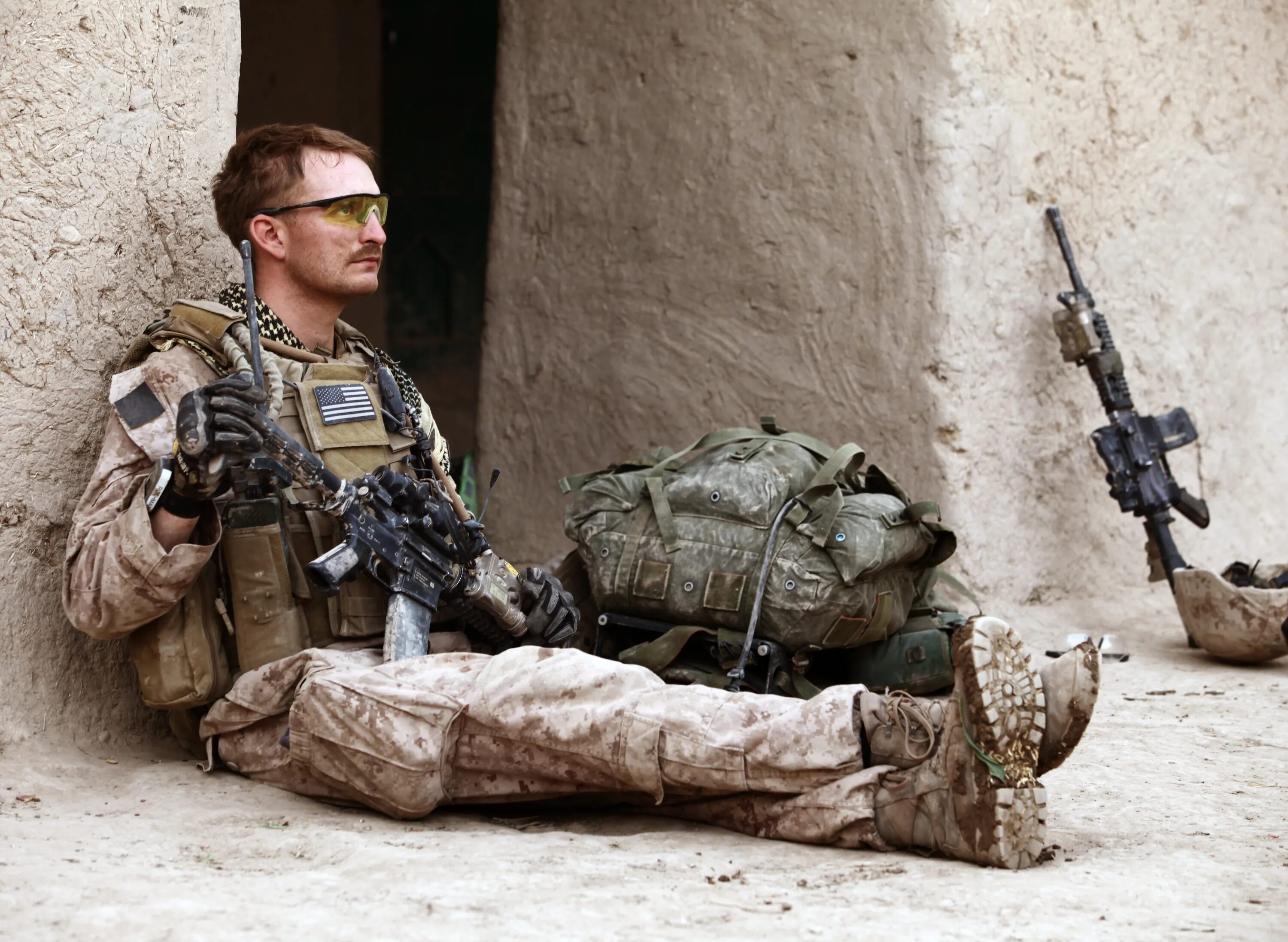 Винтовка м16 во вьетнаме. М16 вьетнамской войны. Збигнев пилавский солдат. Американский солдат в противогазе. Солдат с m16a2.