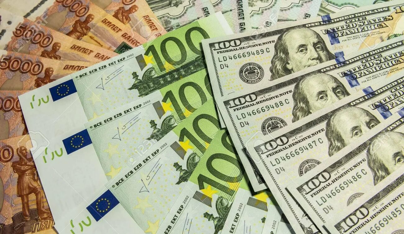 Деньги евро. Доллар и евро. Деньги купюры доллары и евро. Купюры евро доллары рубли. 690 долларов в рублях