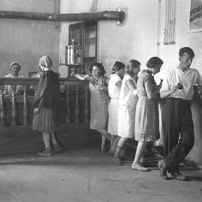 Очереди ссср 1930-е. Крестьянские восстания 1930. Сад эрмитаж 19 век. Чем общество 1920 отличалось от довоенного. Ссср в 1930е годы деревня.