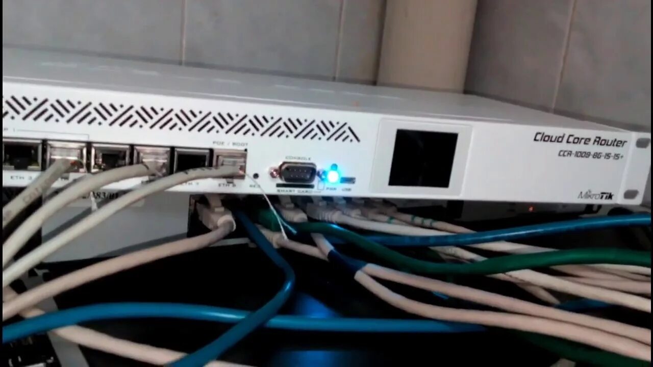 Поврежденный кабель от роутера. Кабель Ethernet подключен неправильно. D-link сетевой кабель к интернету. Сетевой кабель для интернета мигает. Не видит сетевой кабель