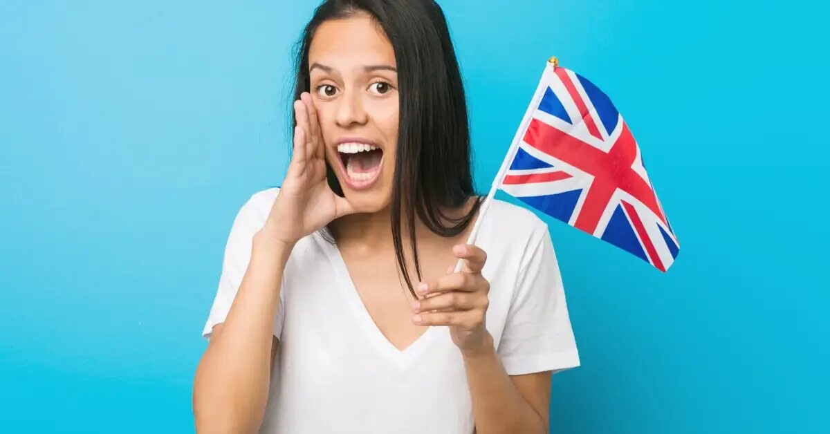 Английские девушки. Девушка с британским флагом. Девушка с английским флагом. Девушка с флагом Англии. Ролик про английский