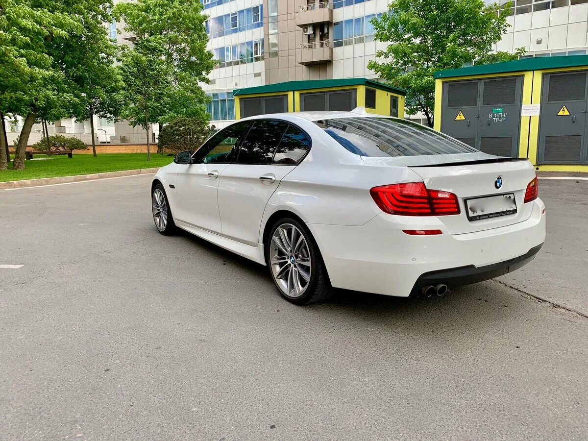 Bmw 528 f10. BMW f10 528 XDRIVE White. БМВ 528 белая. BMW 528i f10 белая.