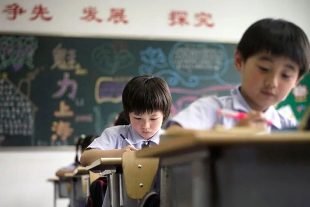 В школе китайский изучает 60 учащихся. Китайские школы в Китае. Китайские ученики в школе. Начальная школа в Китае. Начальное образование в Китае.
