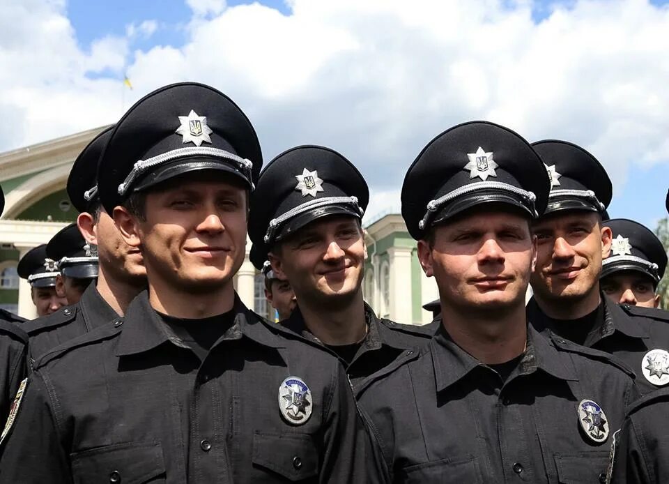 Новая полиция украины. Форма полиции украины. На троих новая полиция. Полиция украины. Новая полиция.