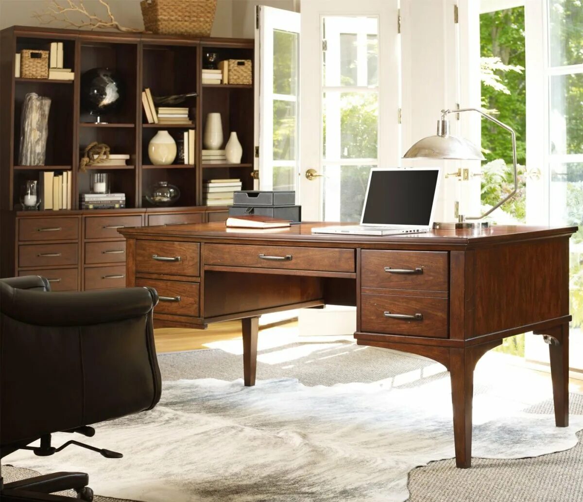 Стильные письменные. Стильный письменный стол. Стол для кабинета домашнего. Стильный письменный стол для домашнего кабинета. Домашний офис мебель.