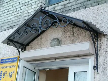Навес над входом здание
