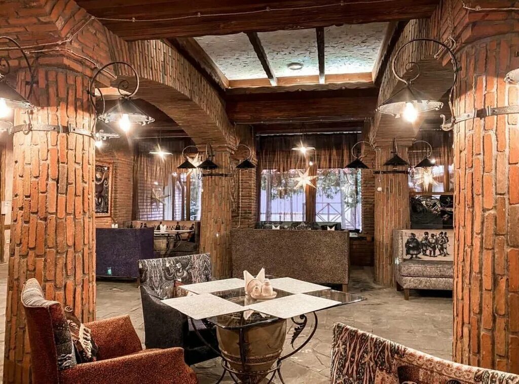 Ежа на вуглях. Акцентная стена в ресторане. В депо смоленск бар. Ресторан ёж нижний новгород. Еж кафе нижний новгород.