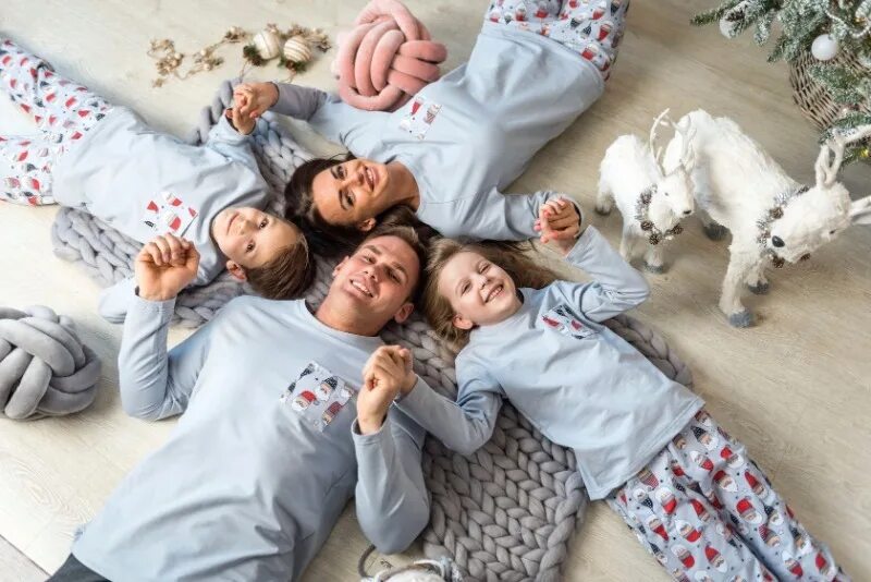 Прийти в пижаме. Семья в пижамах. Трикотаж для всей семьи. Дети в пижамах. Фотосессия в пижамах Новогодняя семейная.