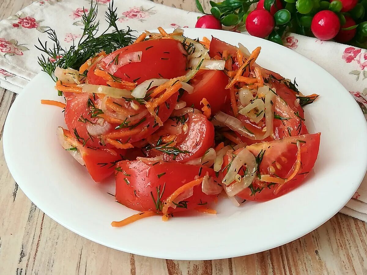 Салат из помидор простой рецепт вкуснейший. Помидоры по-корейски с морковью. Острые помидоры по-корейски. Корейская закуска из помидор.