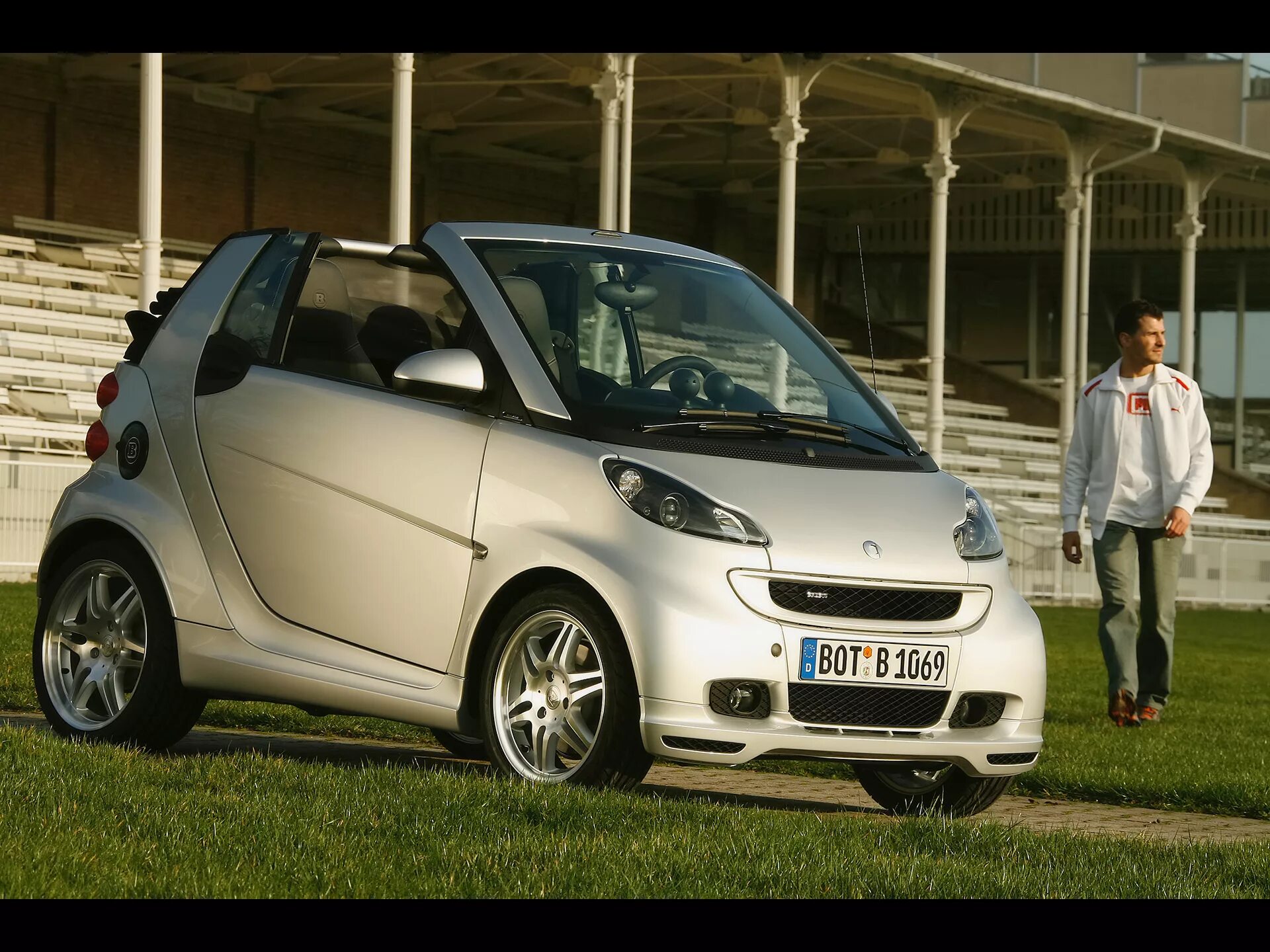 Машина небольшого размера. Smart Fortwo 2012. Смарт Брабус. Смарт Брабус кабриолет. Смарт Брабус 2008.