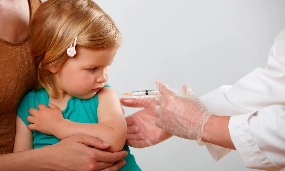 В садике делают прививку. Уколы детям. Детям делают уколы. Прививки и уколы детям. Иммунизация детей.