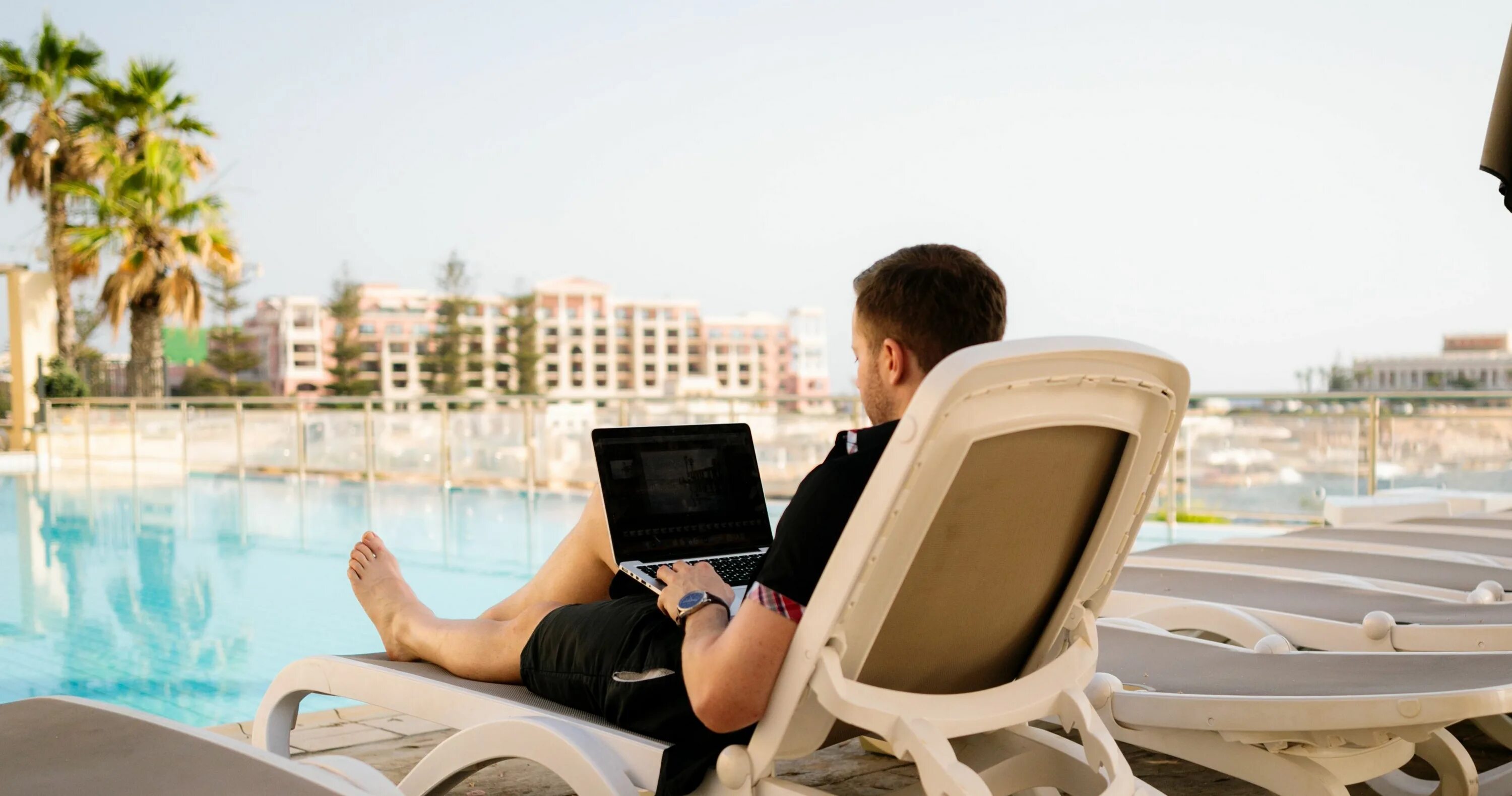 Человек с ноутбуком на пляже. Remote working. Фрилансер на природе. Клиент в турфирме. Конференция компьютер.