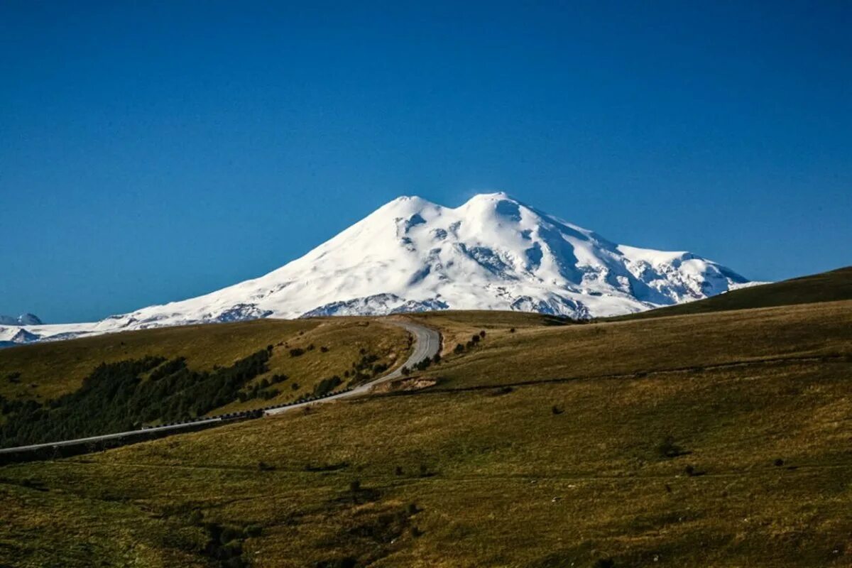 Гора эльбрус кабардино-балкария. Спящий вулкан эльбрус. Северный кавказ горы эльбрус. Горы ставропольского края эльбрус. Казахские горы эльбрус.