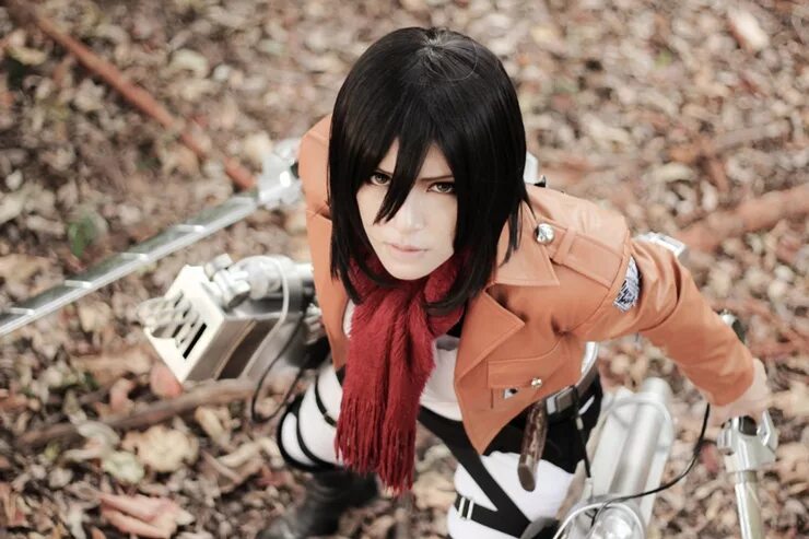 Mikasa cosplay. Микаса Аккерман Cosplay. Микаса Аккерман косплей. Косплей Микасы Аккерман. Микаса мужской косплей.