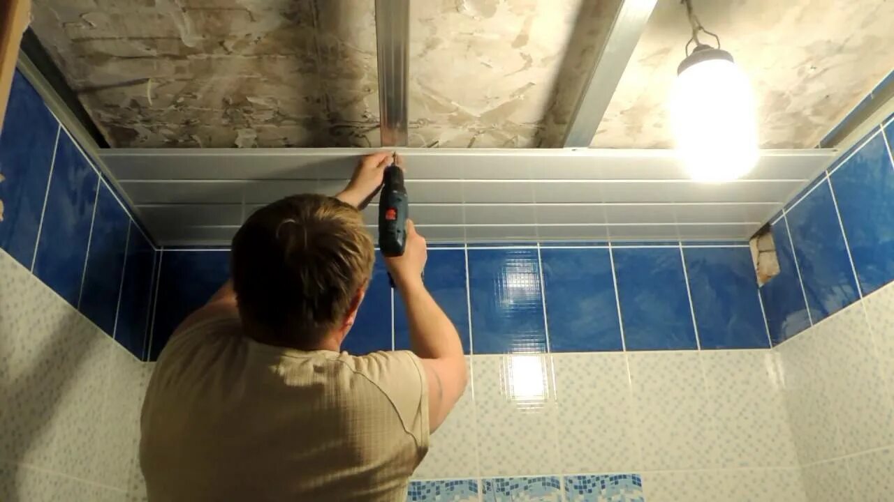 Пластиковый потолок в ванную. Потолок в ванной из пластиковых панелей. Потолок из ПВХ панелей в ванной. Потолок в ванную из пластиковых панелей.