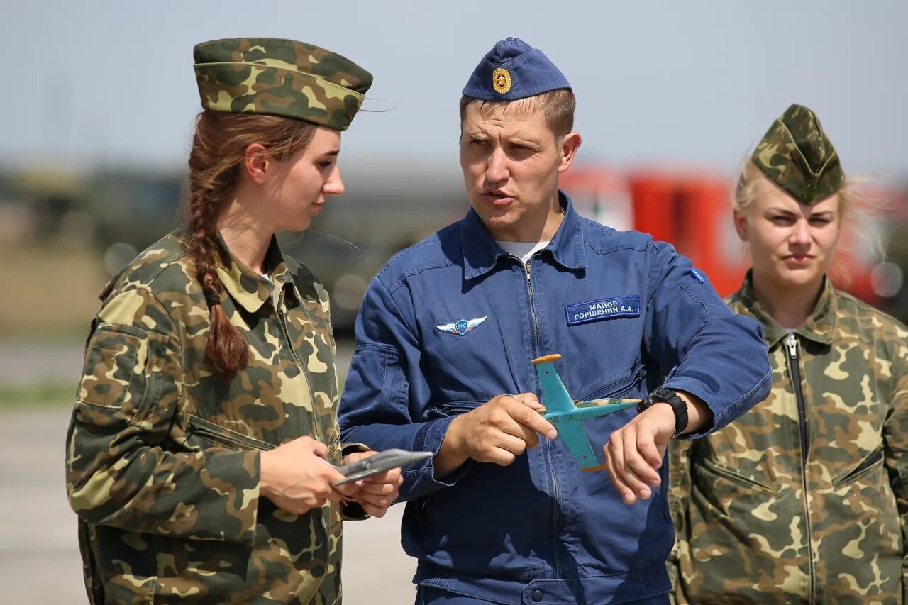 Инструктор и курсант. Миг-21 камень-на-оби. Автошкола досааф симферополь. Летчик инструктор бьет по голове курсанта маской. Михаил еманов летчик.