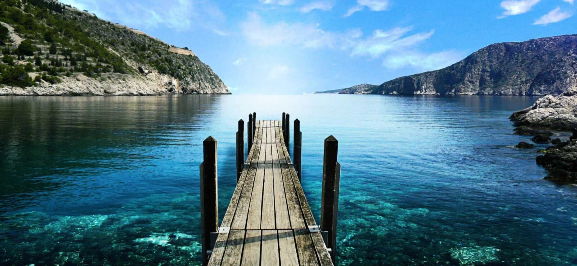 Город превращается в море. Море и горы. природа море. красивый вид на море. лето море горы.