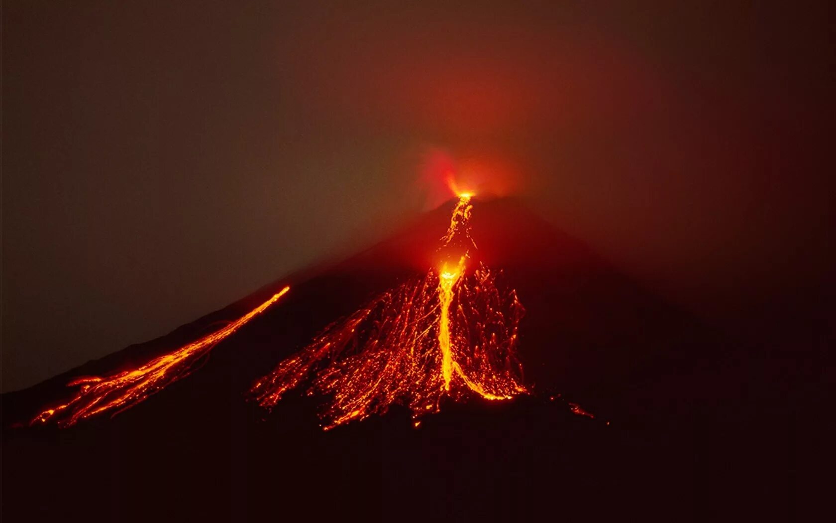 Тревога вулкан. Вулкан Ареналь извержение. Извержение вулкана лава. Извержение лава вулкан Сакура дерево. Вулкан Везувий.