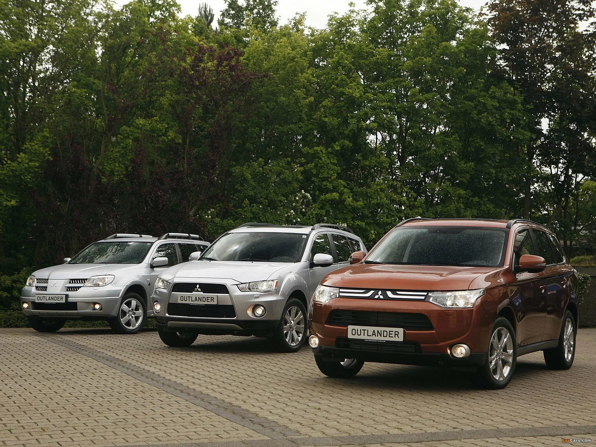 Mitsubishi outlander первое поколение. Митсубиси Аутлендер поколения. Outlander 2 поколение. Мицубиси Аутлендер 2 поколения. Мицубиси Аутлендер 3 поколения.