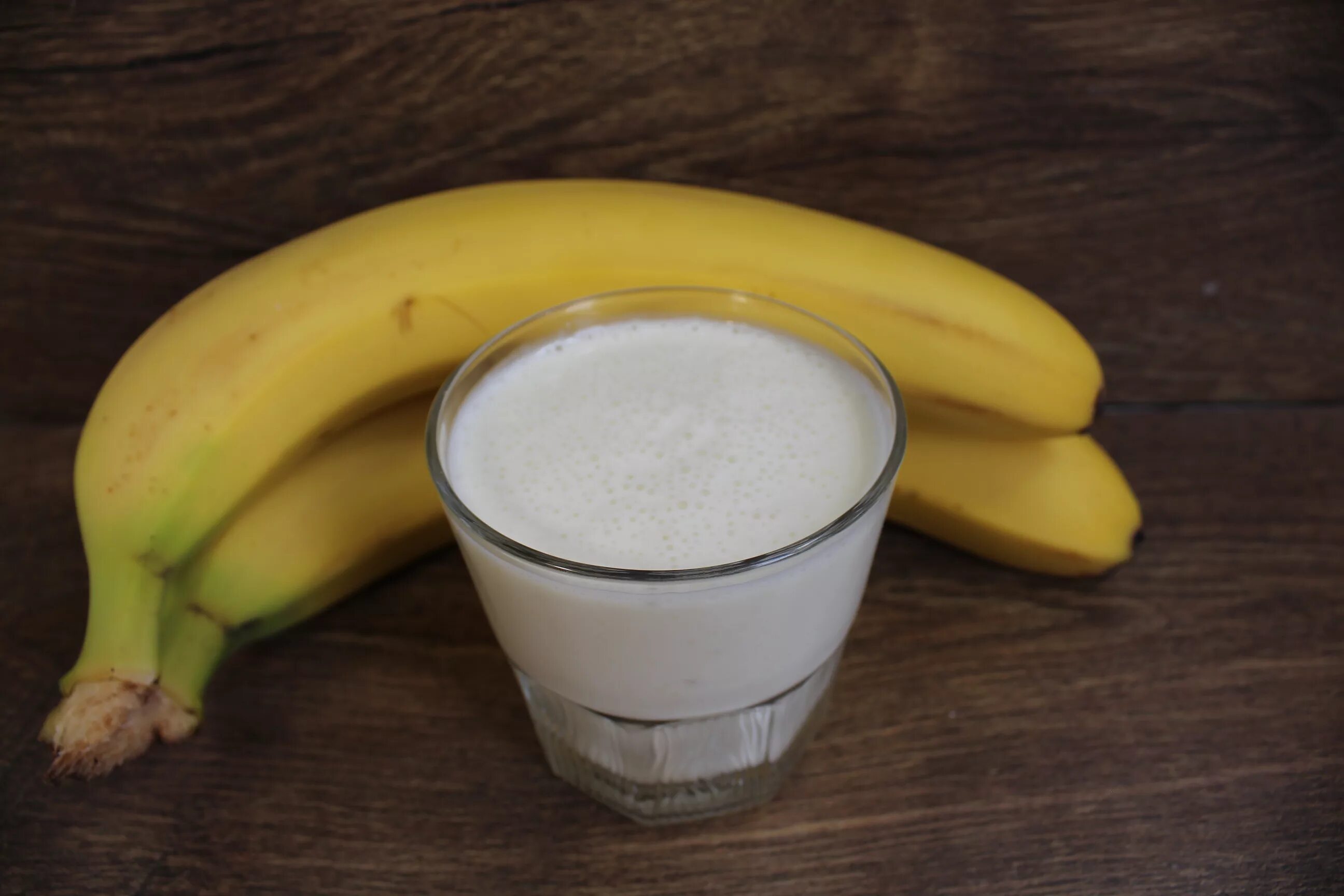 яблочно банановый смузи с творогом. банановое молоко напиток. банановый молочный коктейль. кефир с бананом. банановый молочный коктейль.