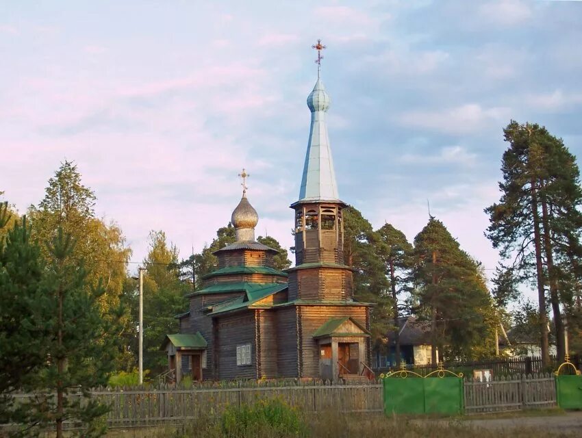 Церковь Никандра Городноезерского Хвойная. Храм в Хвойной Новгородской области. Посёлок Хвойная Новгородская область. Посёлок Хвойная Церковь Никандра.