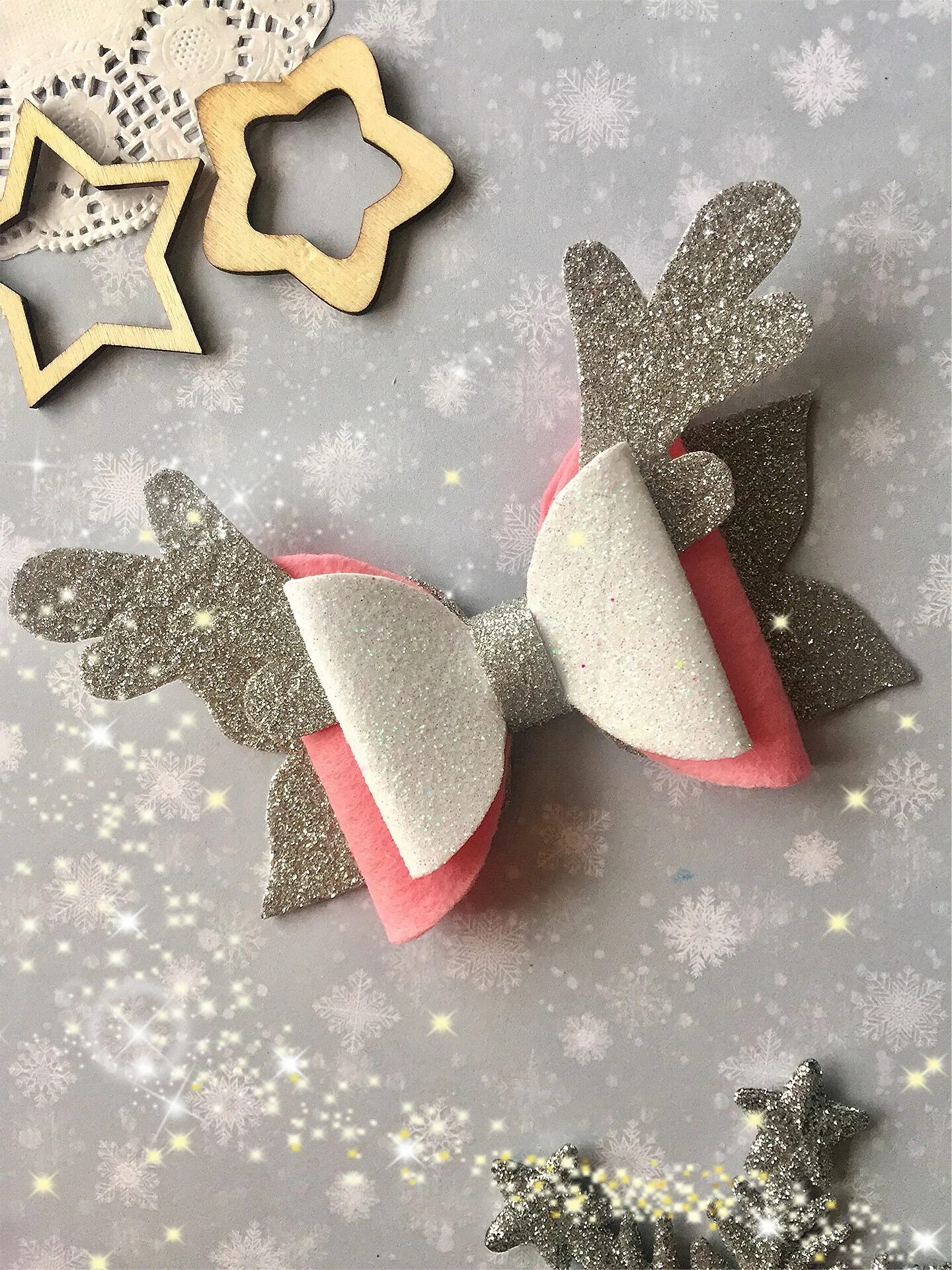 Банты на елку из фоамирана своими. Бант из фоамирана на елку. Банты резинки из фоамирана. Новогодние бантики из фоамирана. Бантики из глиттерного фоамирана.