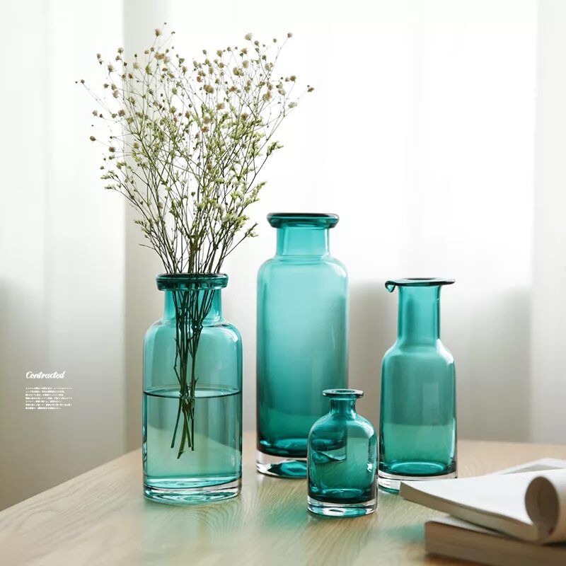 Стеклянный синий цветок. Ваза Blue Glass Vase. Стеклянные вазы в интерьере. Цветные стеклянные вазы. Зеленые вазы.